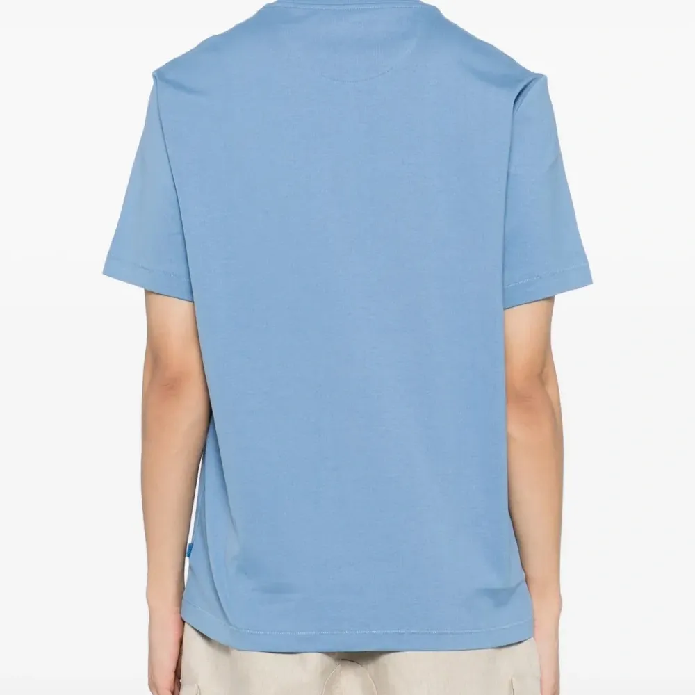 Футболка с тисненым логотипом