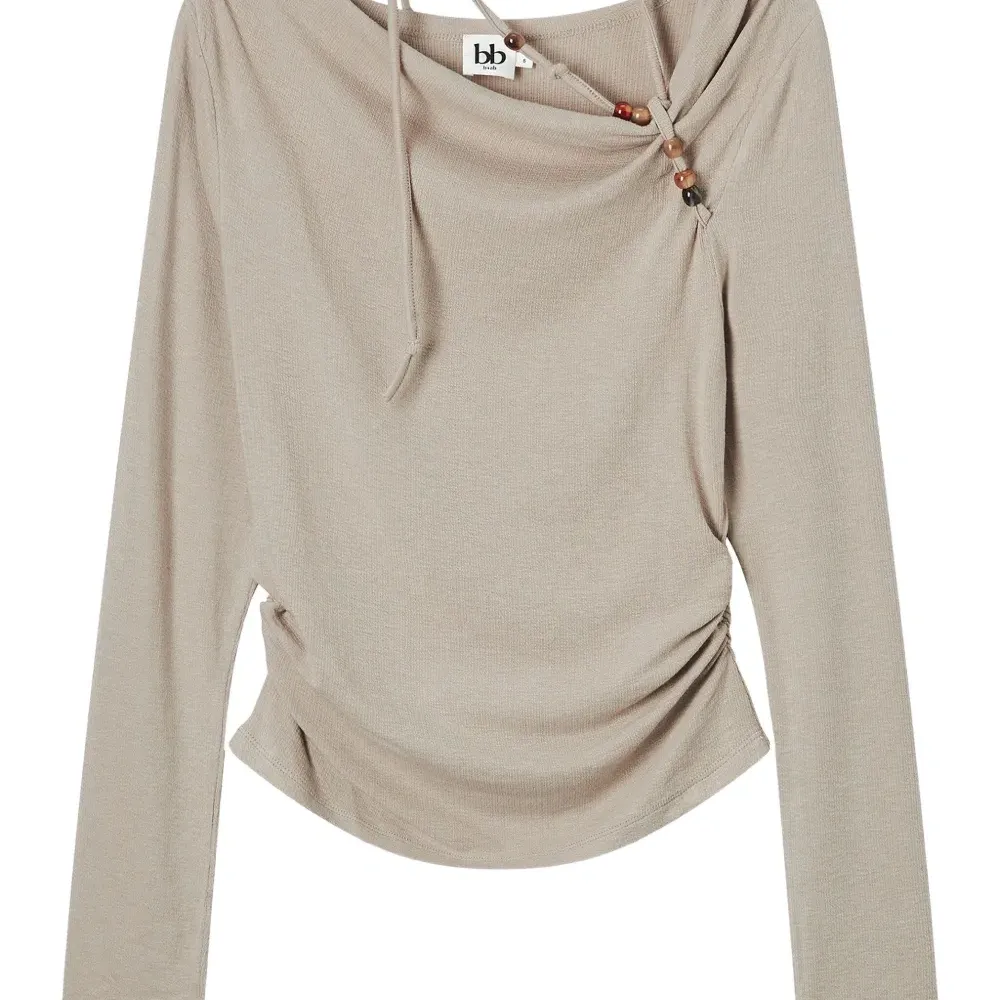 Футболка с длинными рукавами и украшением из бисера