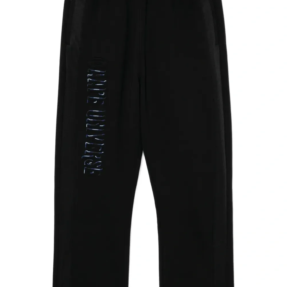 Брюки с вышитым логотипом