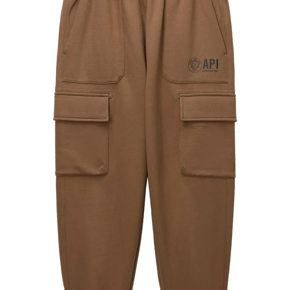 Спортивные штаны с накладными карманами