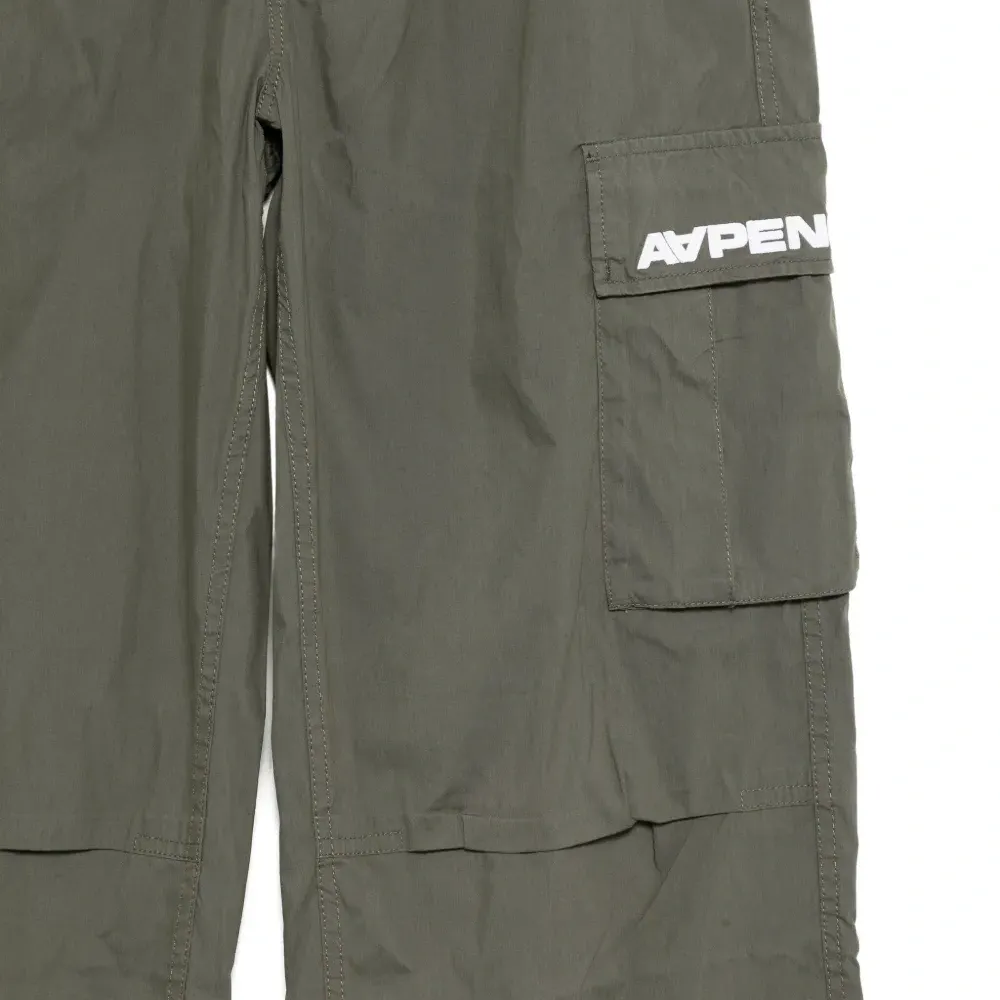 Брюки с нашивкой-логотипом