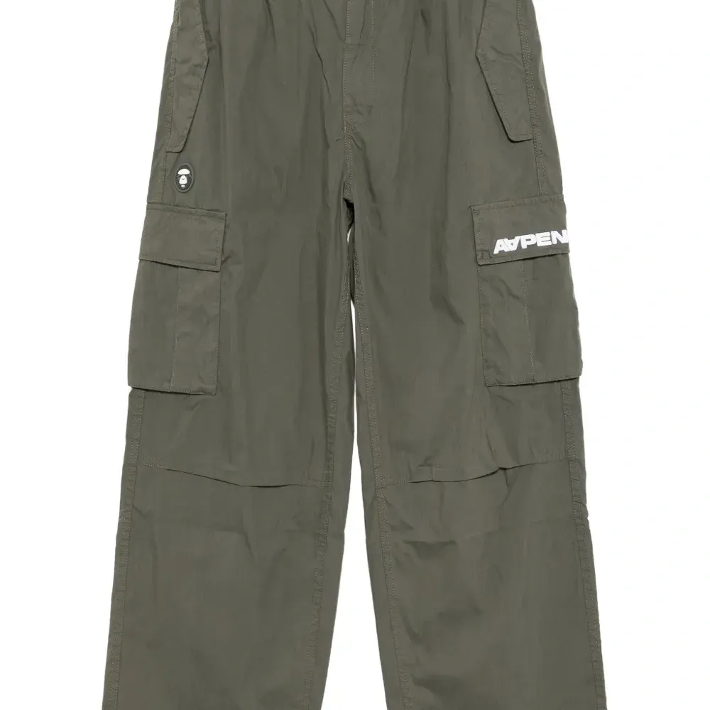 Брюки с нашивкой-логотипом