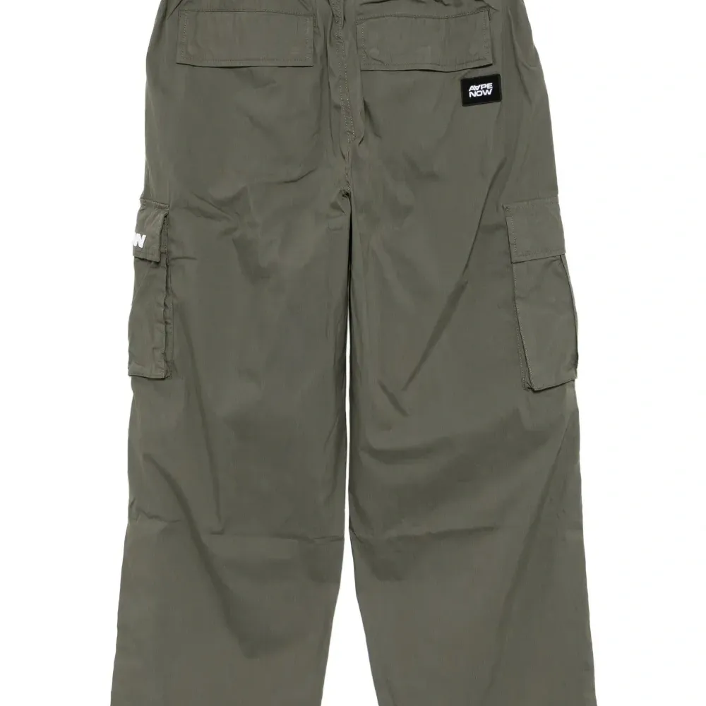 Брюки с нашивкой-логотипом