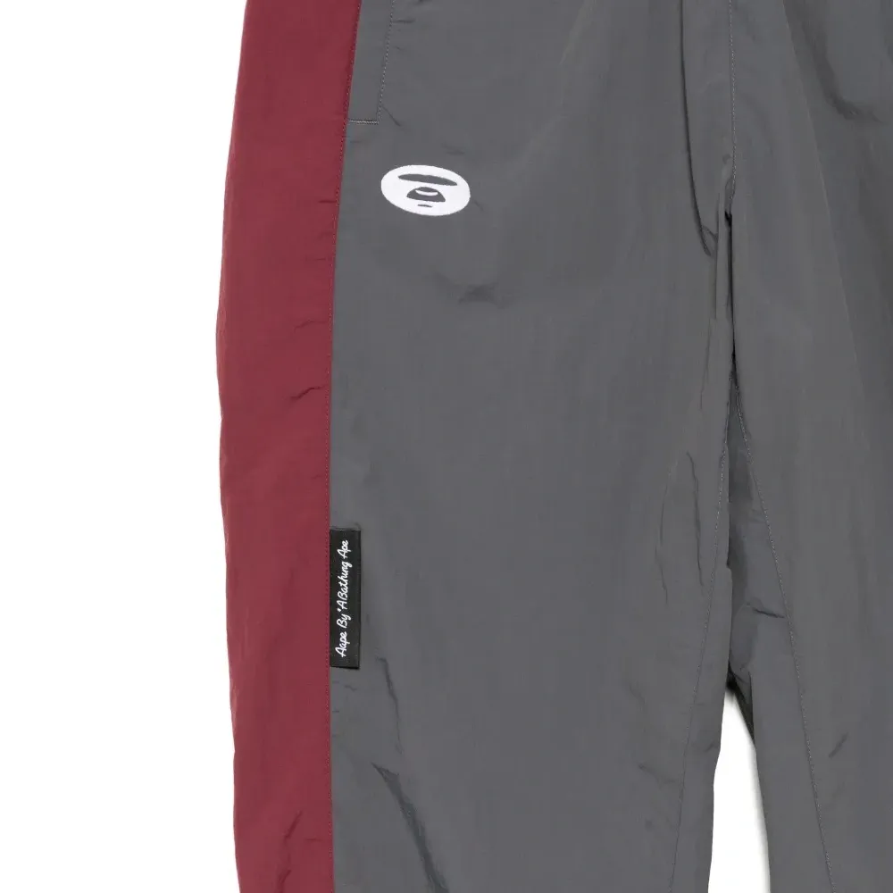 Брюки с вышитым логотипом