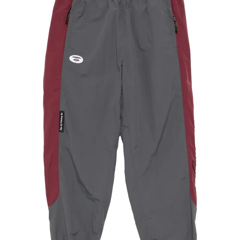 Брюки с вышитым логотипом