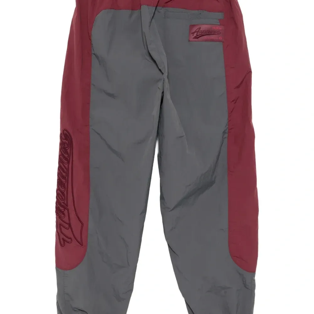 Брюки с вышитым логотипом