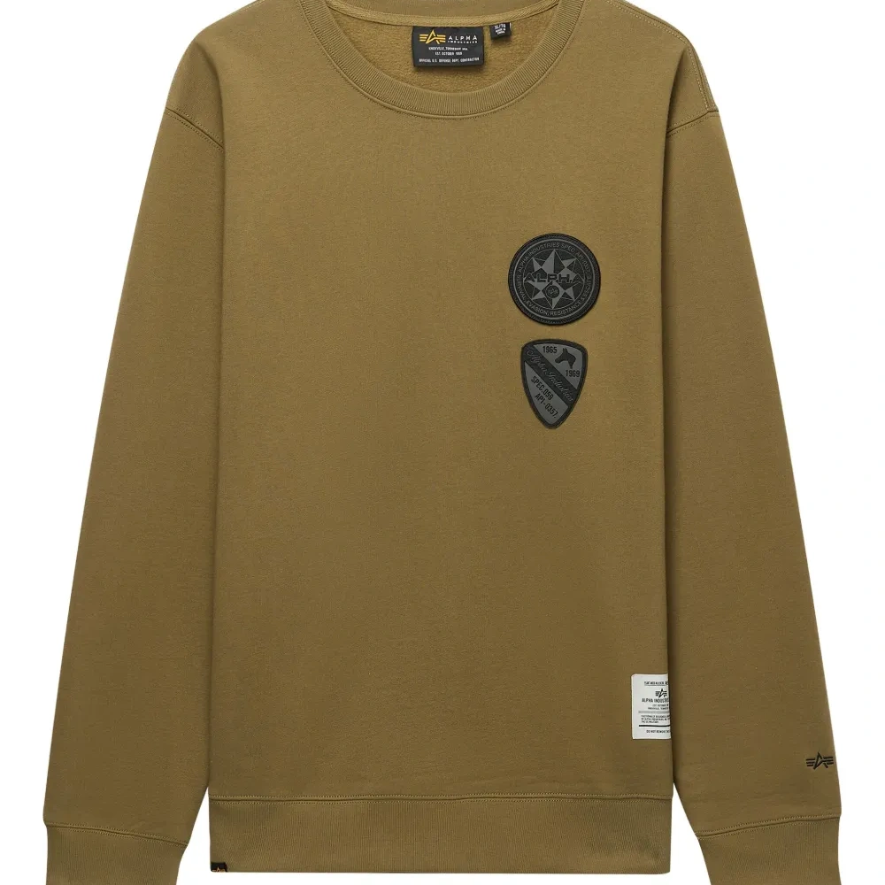 Свитшот с накладным карманом и круглым вырезом