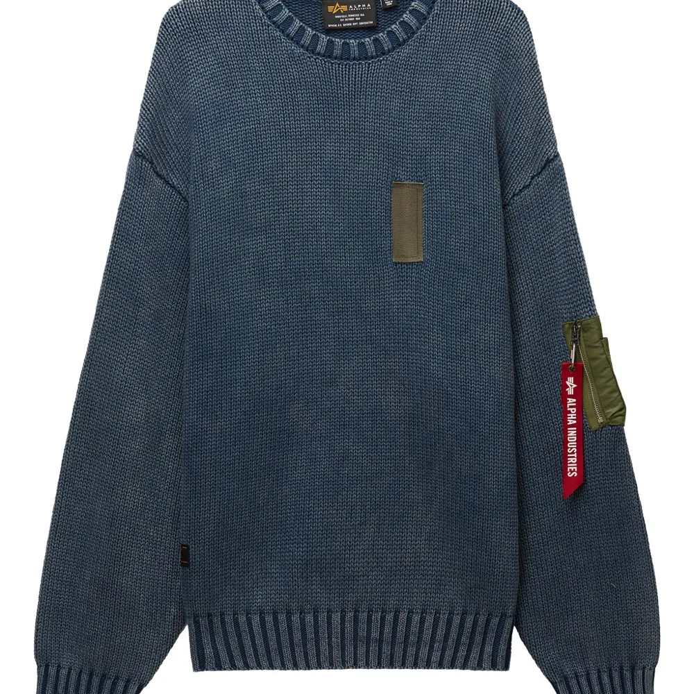 Свитер с круглым вырезом и накладным карманом