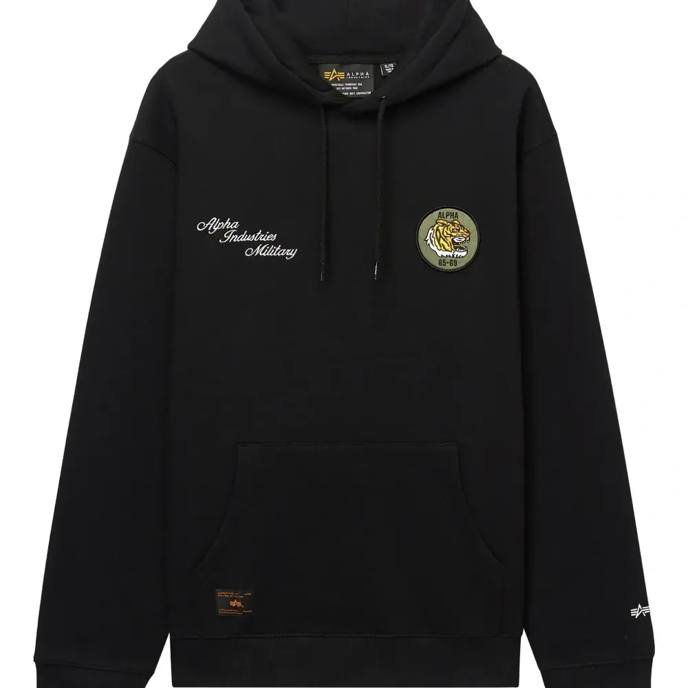 Толстовка с вышитым логотипом и нашивкой в виде тигра