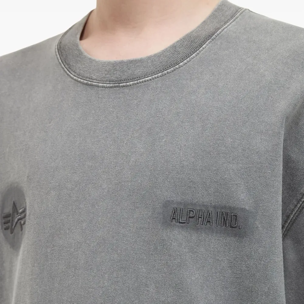 Футболка с вышитой нашивкой-логотипом