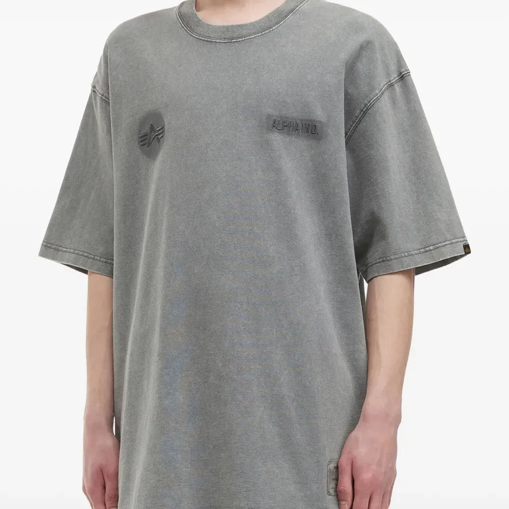 Футболка с вышитой нашивкой-логотипом