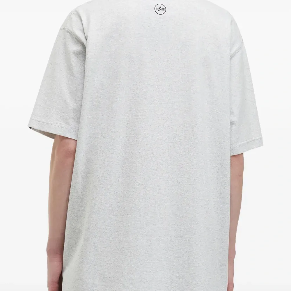 Футболка с накладным карманом