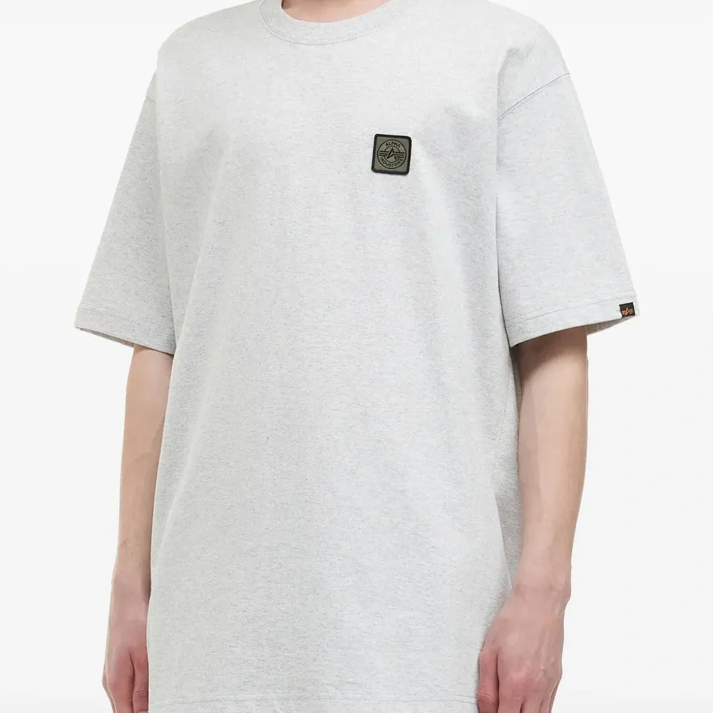 Футболка с накладным карманом