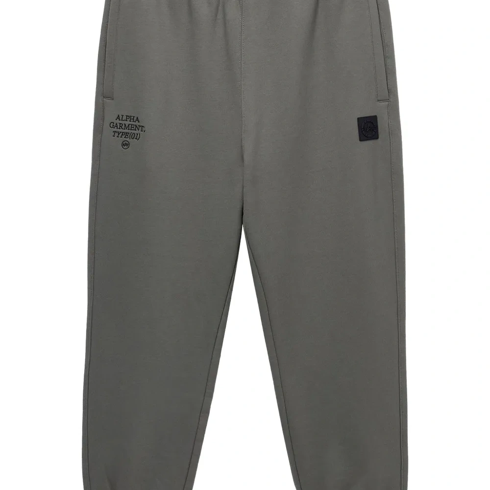 Спортивные брюки с вышитым логотипом и манжетами