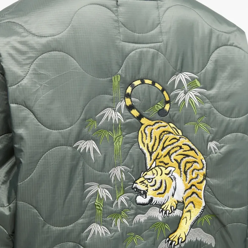 Стёганая куртка с вышивкой тигра