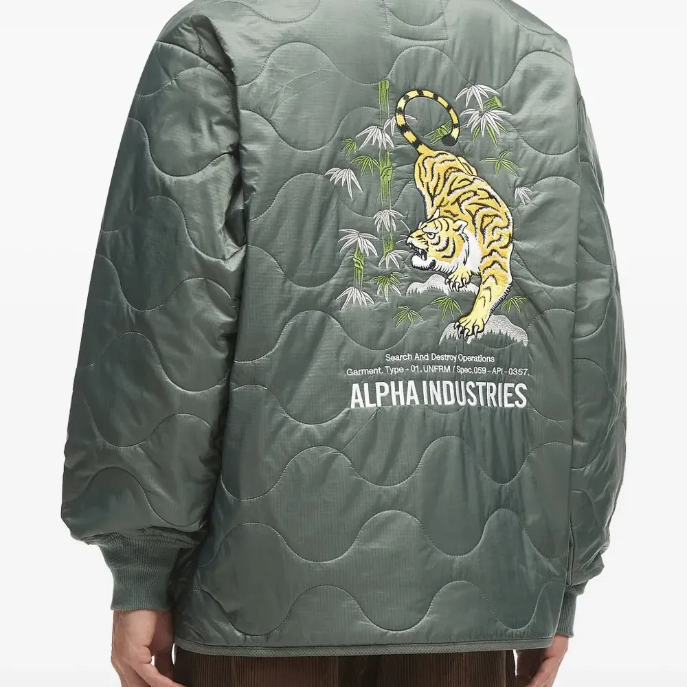 Стёганая куртка с вышивкой тигра