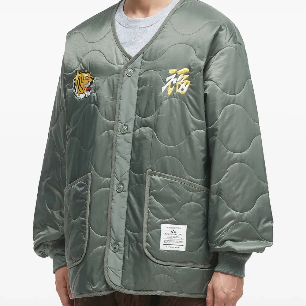 Стёганая куртка с вышивкой тигра