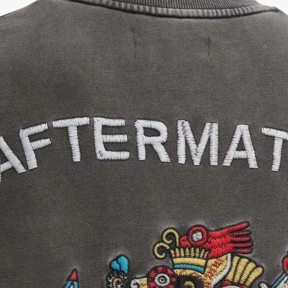 Длинный топ с вышитым рисунком