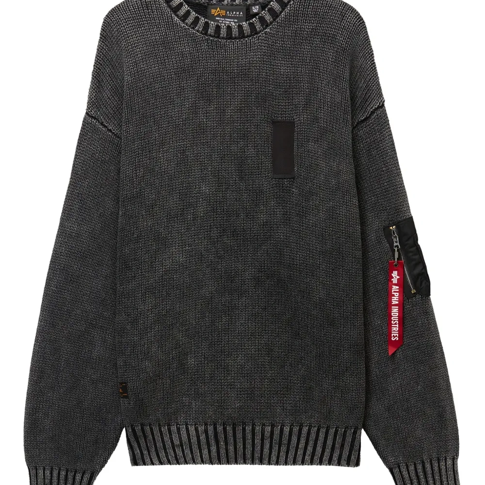 Свитер с накладным карманом