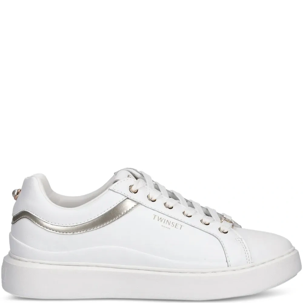 Кроссовки с тисненым логотипом