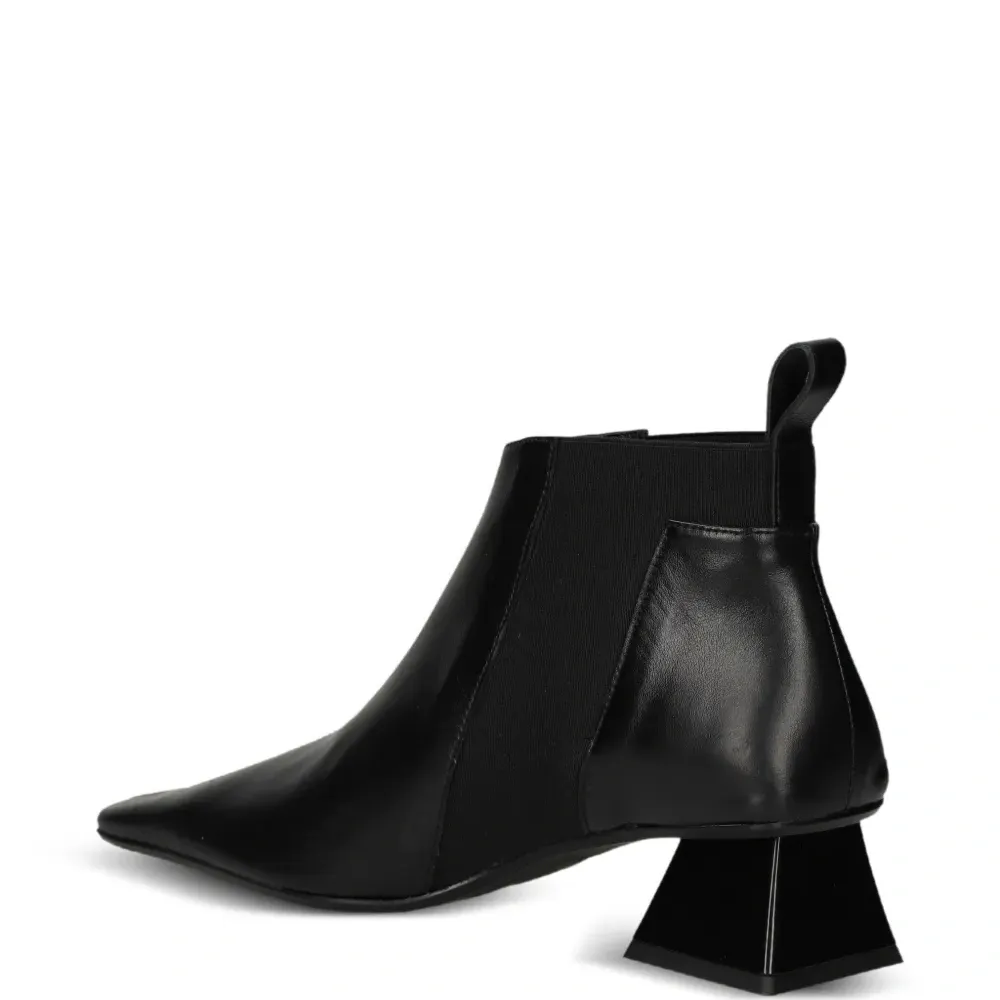 Ботинки на скульптурном каблуке Ботинки на скульптурном каблуке