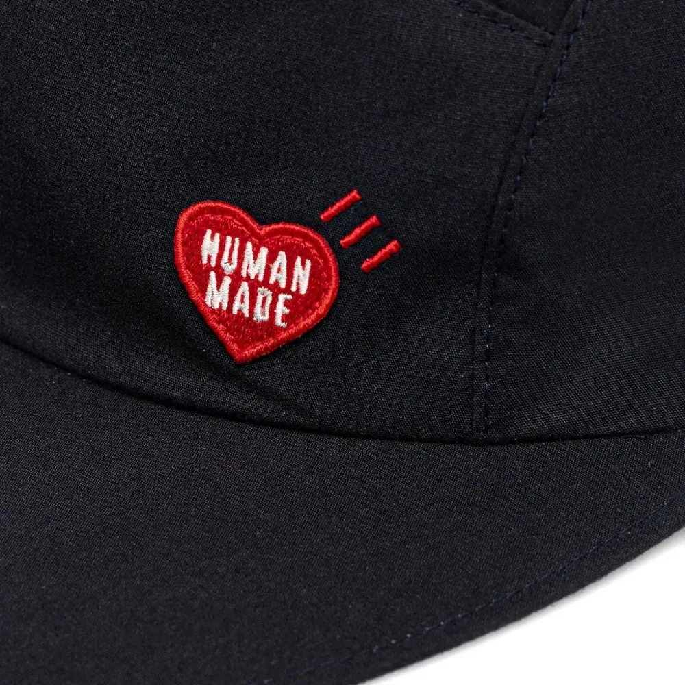 Бейсболка с нашивкой в виде сердца