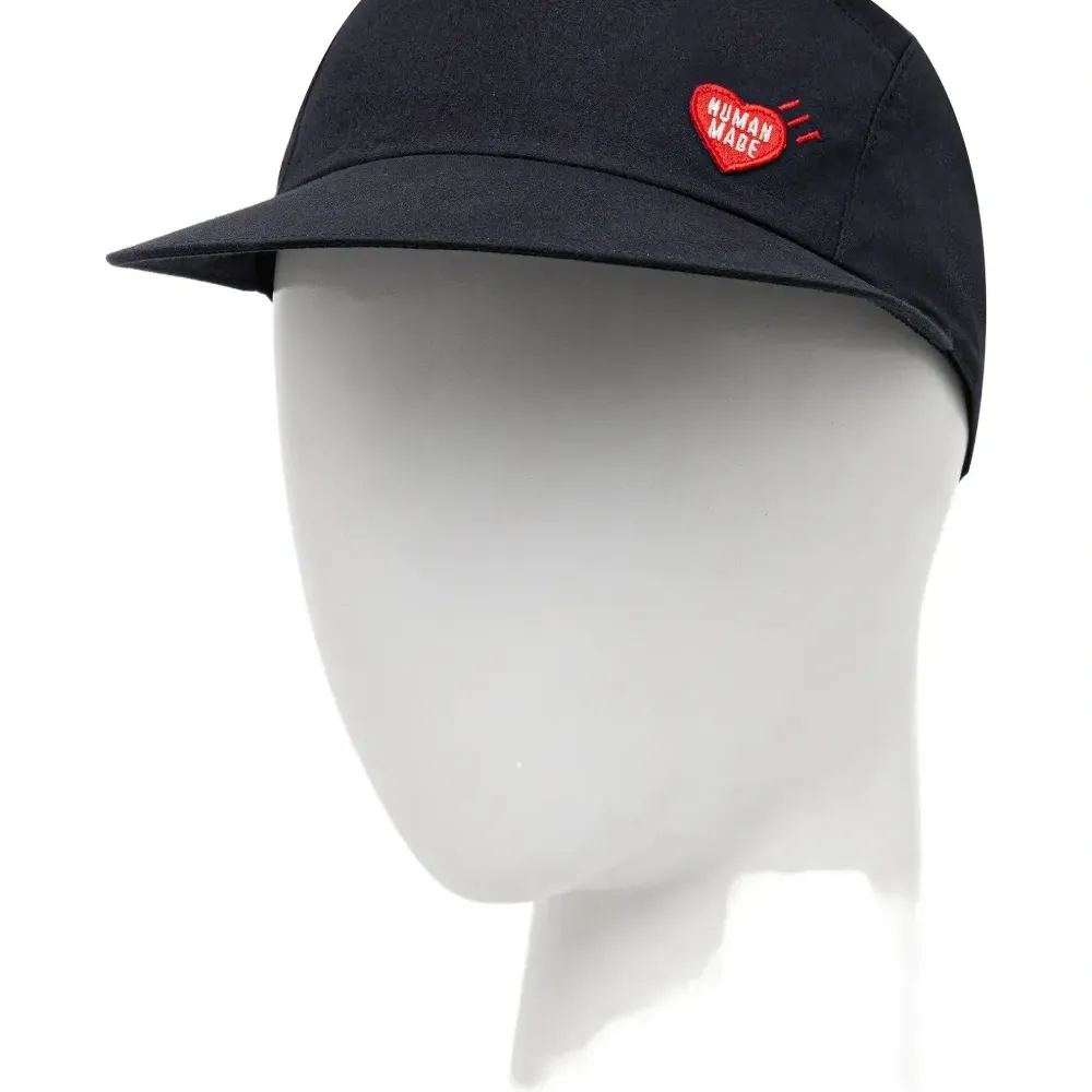 Бейсболка с нашивкой в виде сердца