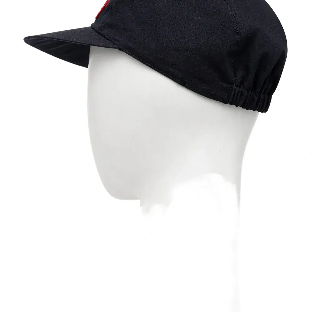 Бейсболка с нашивкой в виде сердца