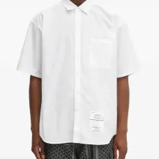 Рубашка с нашивкой на кармане