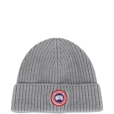 Вязаная шапка с нашивкой-логотипом