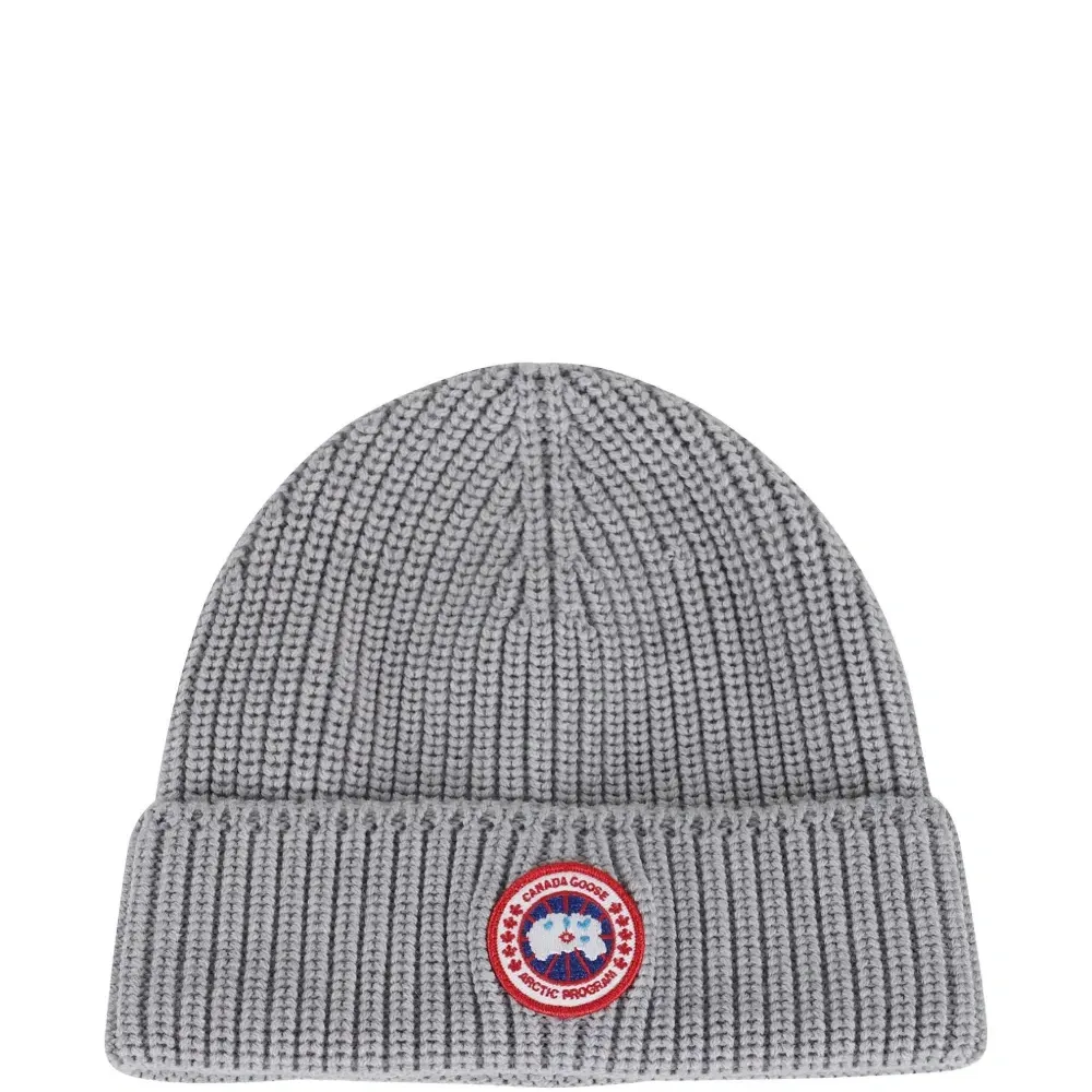 Вязаная шапка с нашивкой-логотипом