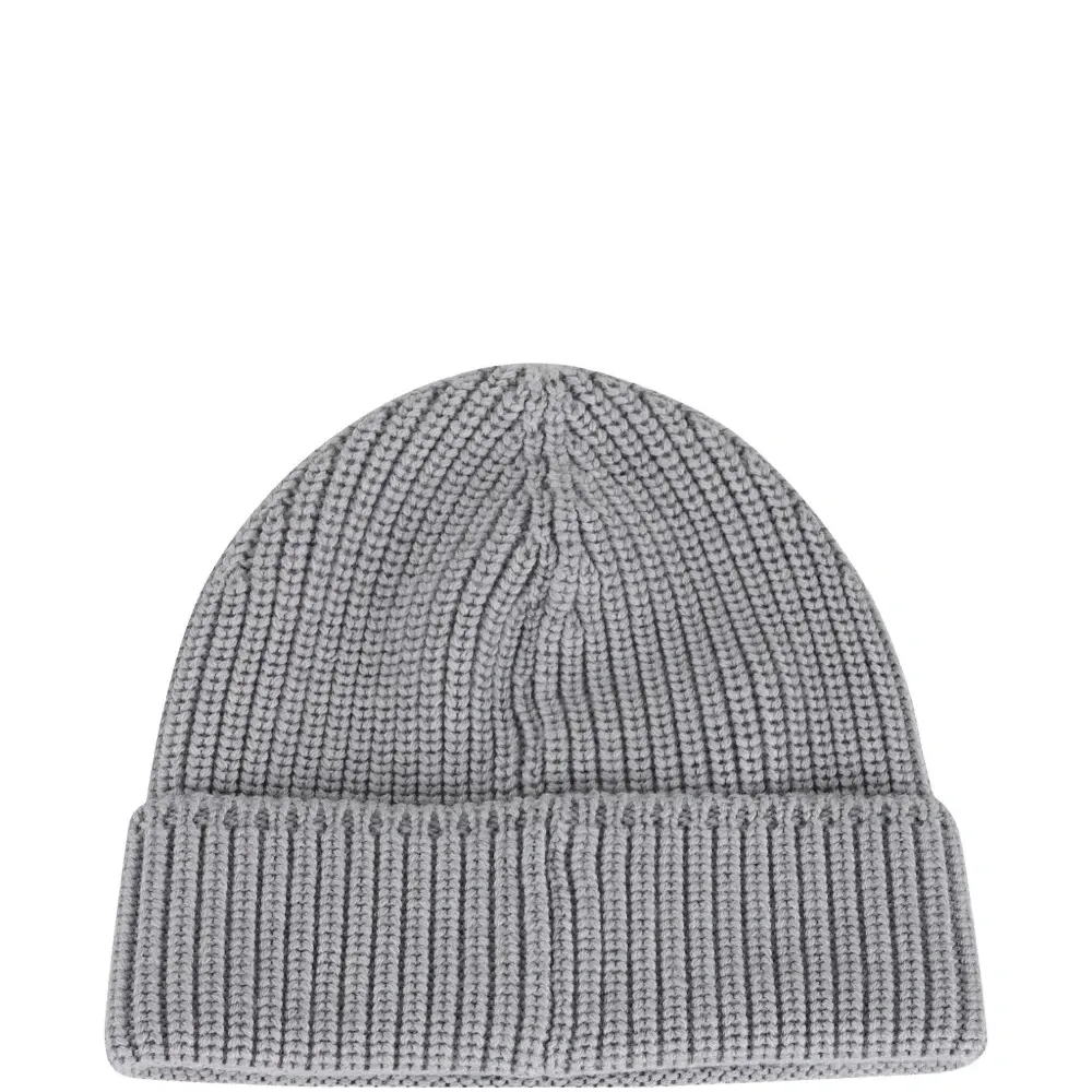 Вязаная шапка с нашивкой-логотипом