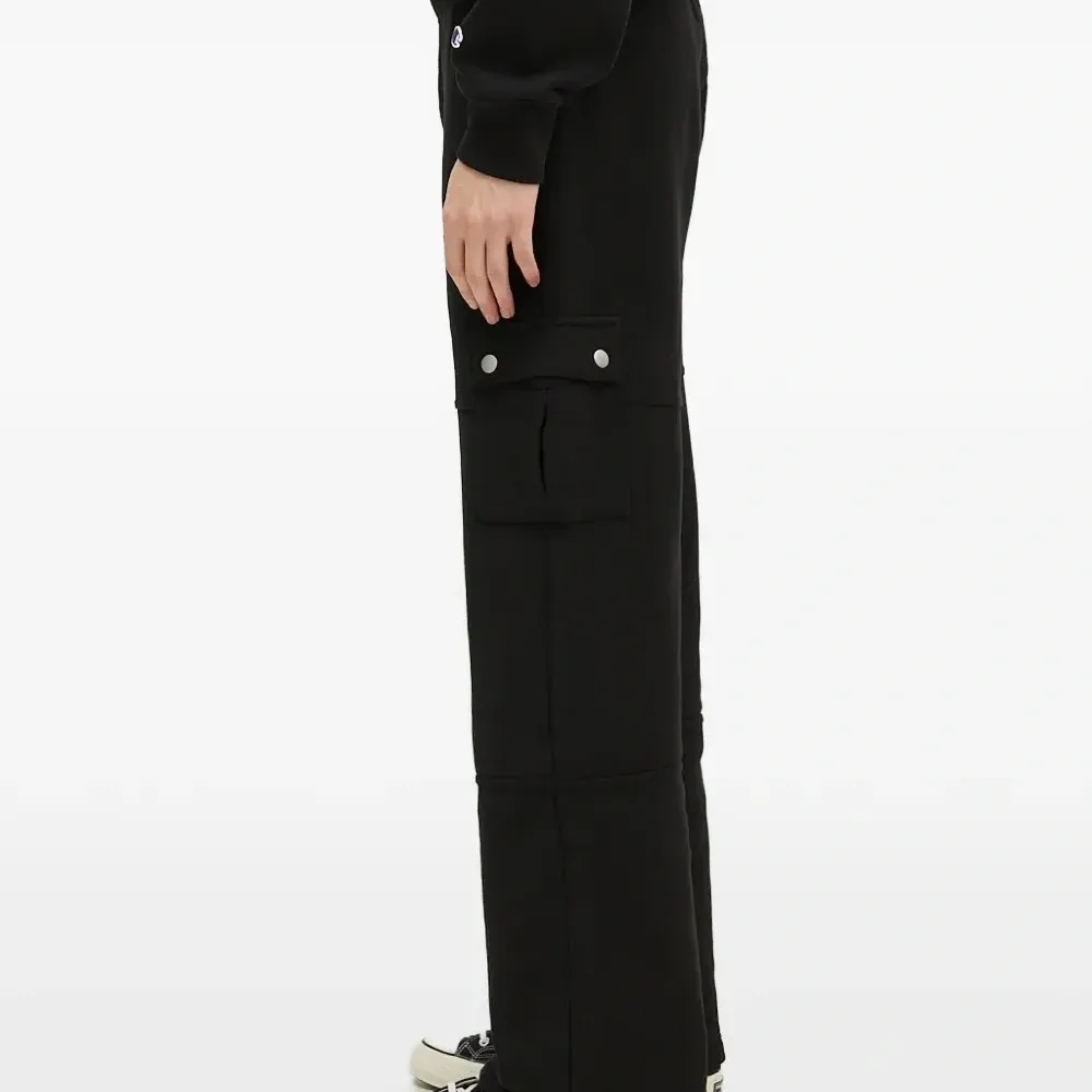 Спортивные брюки с клапанами на карманах