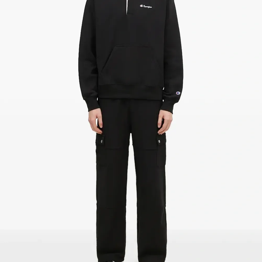 Спортивные брюки с клапанами на карманах