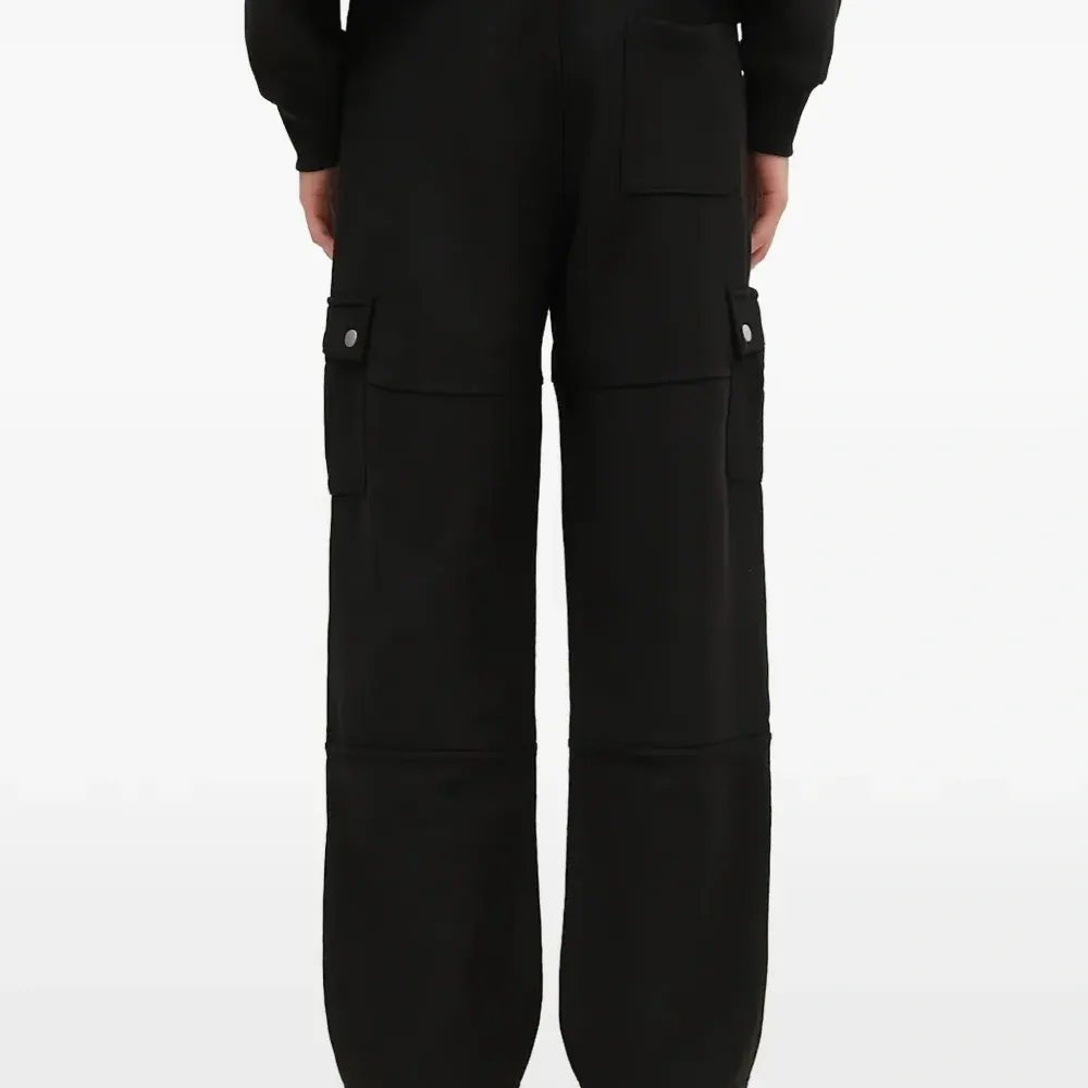 Спортивные брюки с клапанами на карманах