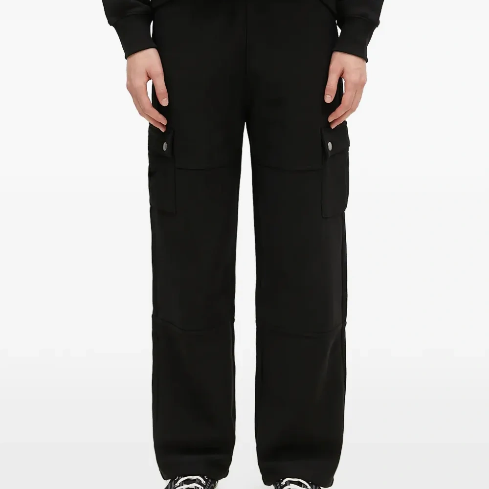 Спортивные брюки с клапанами на карманах