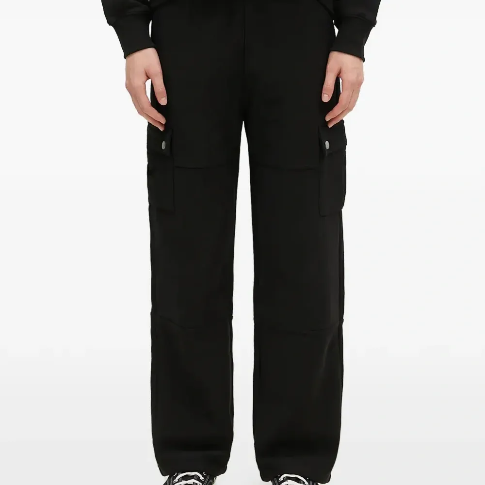 Спортивные брюки с клапанами на карманах