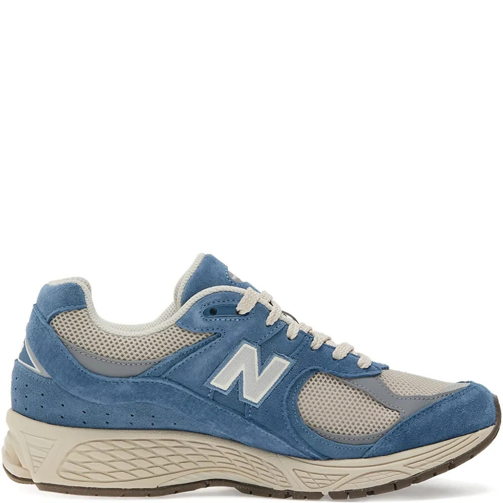 Кроссовки 2002R на шнуровке