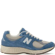 Кроссовки 2002R на шнуровке