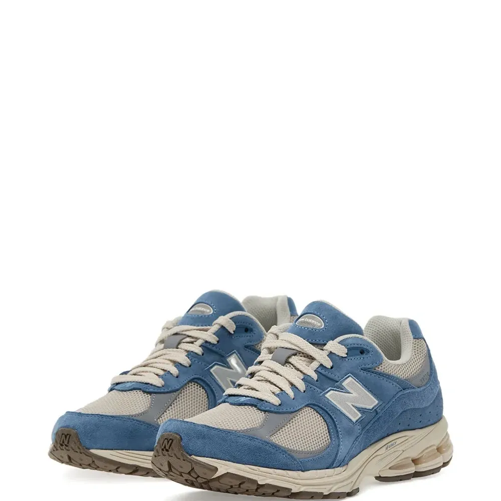 Кроссовки 2002R на шнуровке