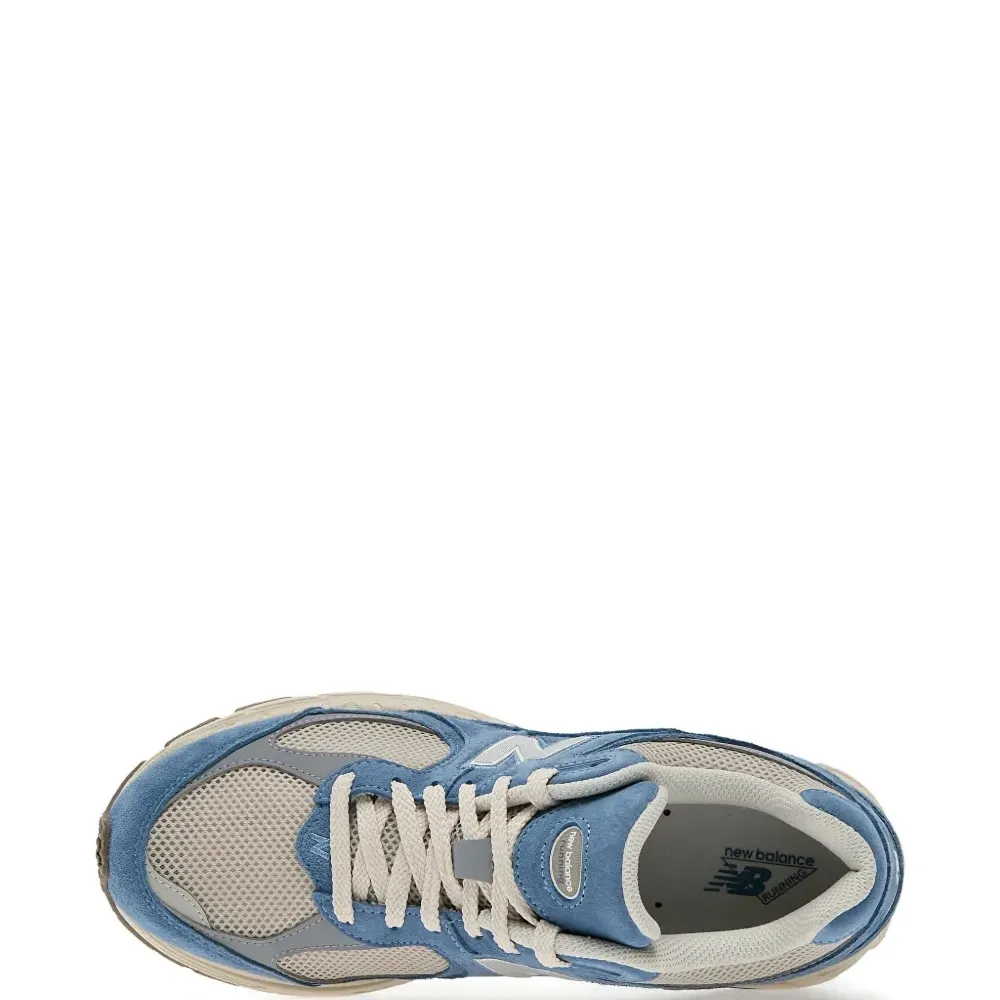 Кроссовки 2002R на шнуровке