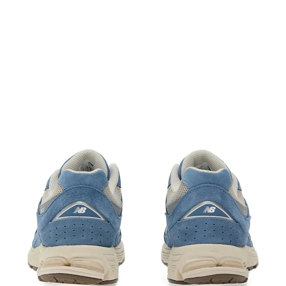 Кроссовки 2002R на шнуровке