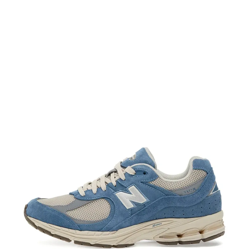 Кроссовки 2002R на шнуровке