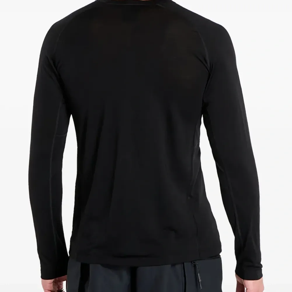 Футболка с длинными рукавами