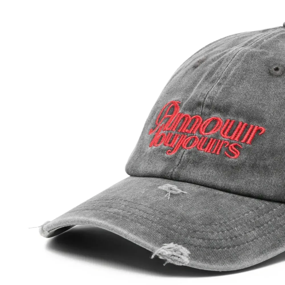 Бейсболка с вышивкой и эффектом потертости