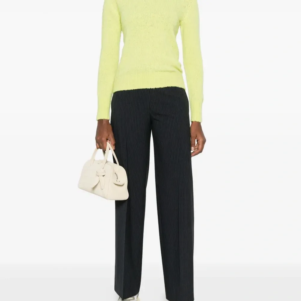 Свитер с круглым вырезом и длинными рукавами Свитер с круглым вырезом и длинными рукавами