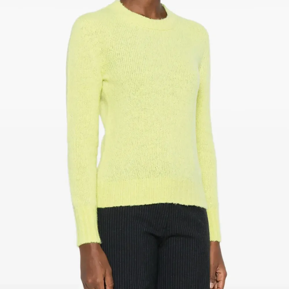 Свитер с круглым вырезом и длинными рукавами Свитер с круглым вырезом и длинными рукавами