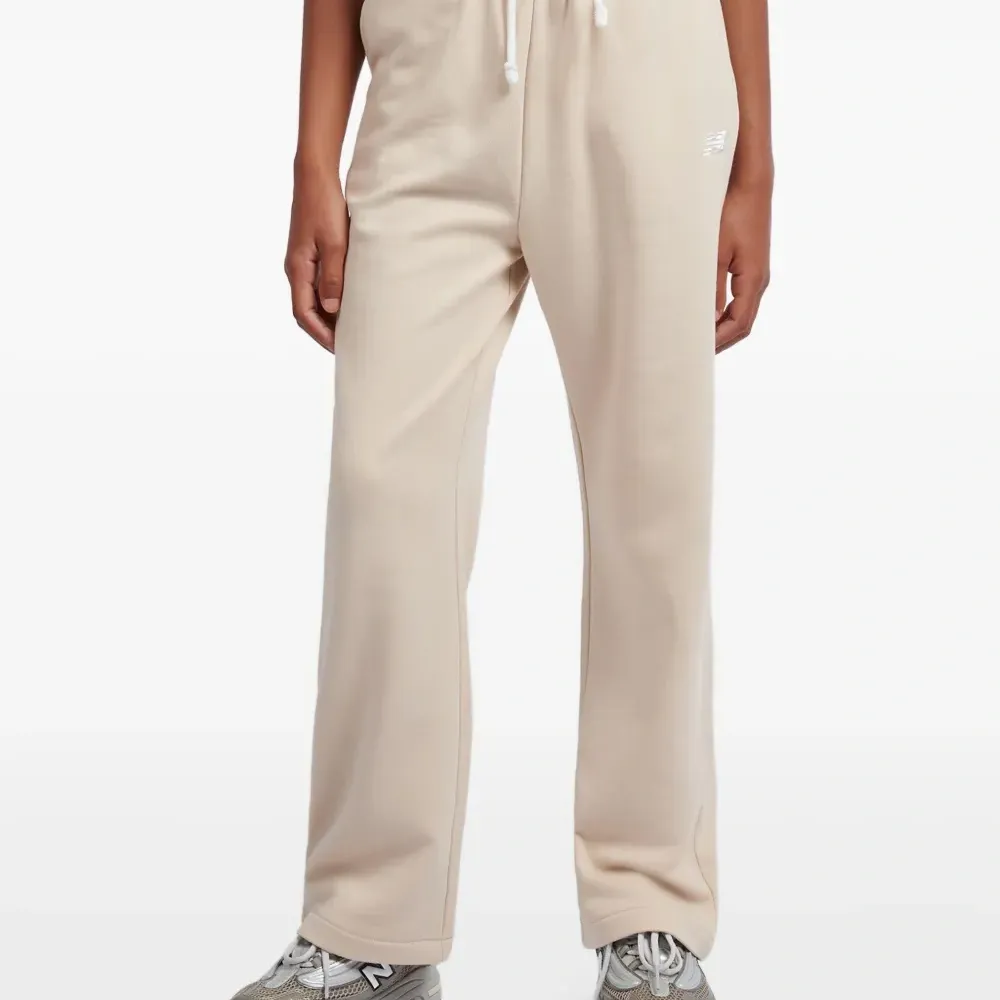 Брюки с вышитым логотипом