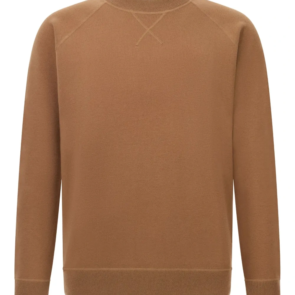 Свитер с круглым вырезом