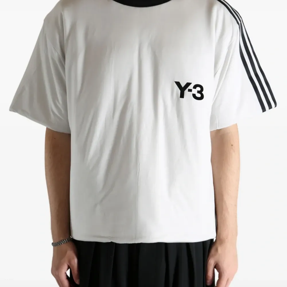 Футболка с подплечниками